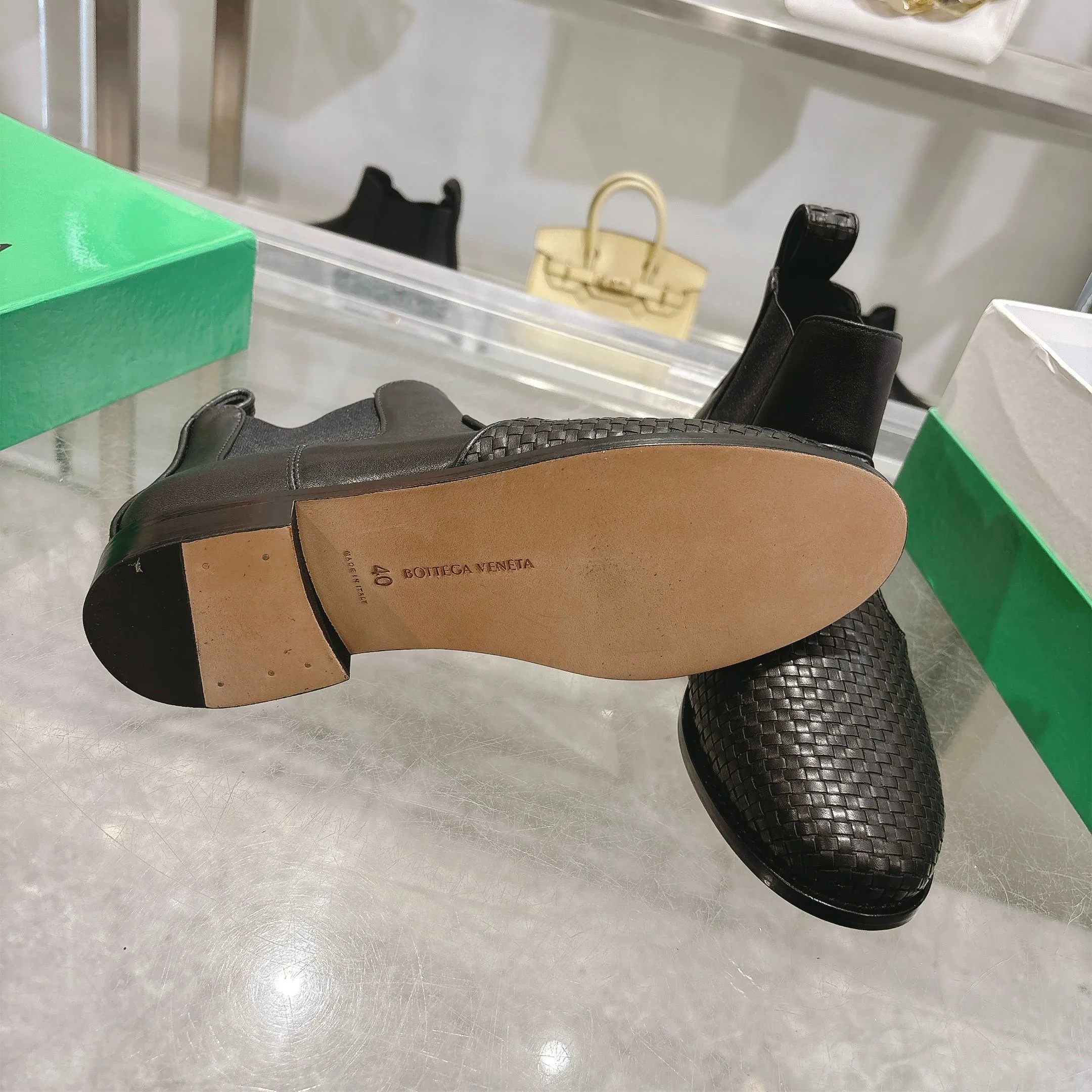 [BV] Top P:980💰Size for couples: Female 35-39 Male 39--44 (Female 40. Male 38.45.46.47 customization is not returnable) [Note‼ ️] Add 💰 to size 46, add 20💰 to size 47, Bottega Veneta 2025 autumn and winter counter synchronized style Bottega Veneta small round toe short boots, high mercerized cow velvet, solid color cow lining! Leather outsole! A one-to-one replica of the original! Fine workmanship! quality assurance!